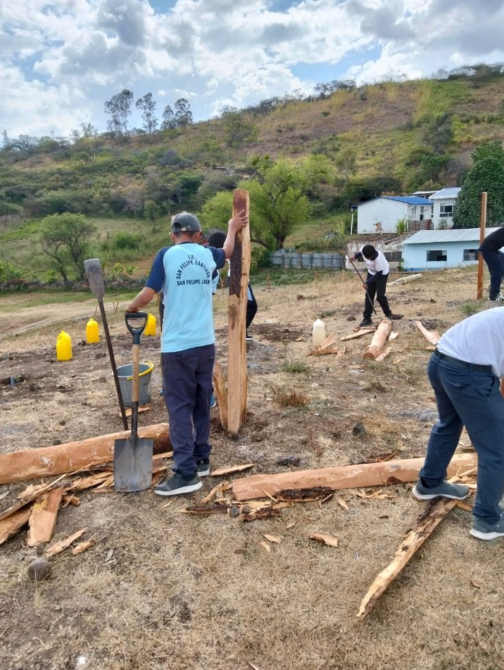 Estudiantes cercando la Tecnofinca