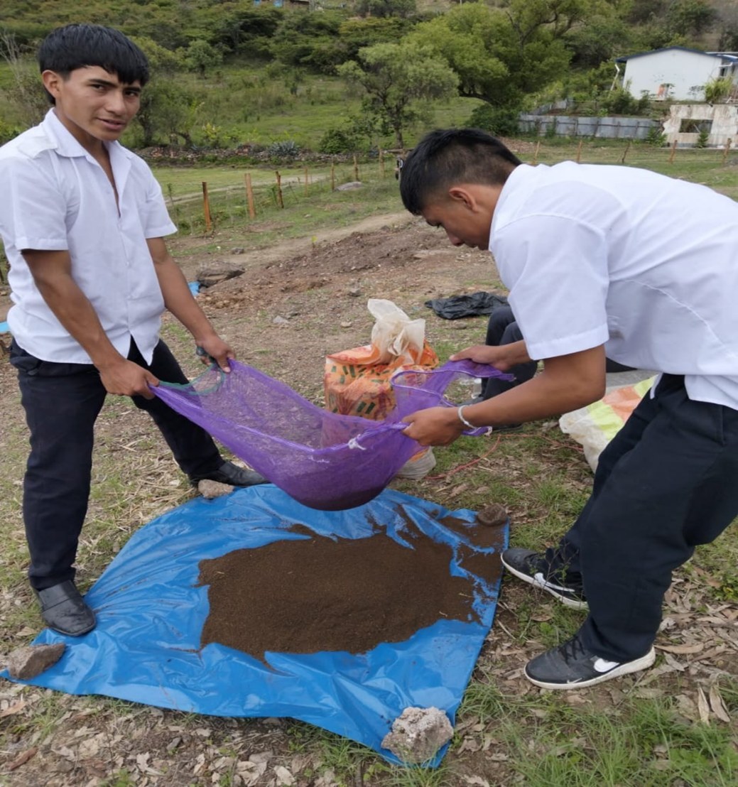 Estudiantes elaborando compost en la Tecnofinca